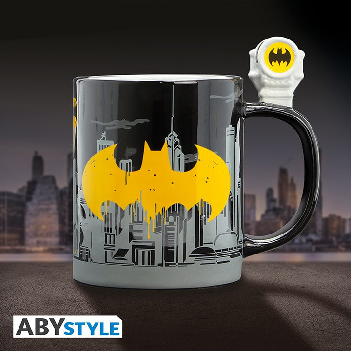 ספל באטמן עם ידית תלת מימד באט סיגנל 460 מ"ל | Bat-Signal And Batman 3D Handle Mug | ספלים וכוסות | פלאנט איקס | Planet X