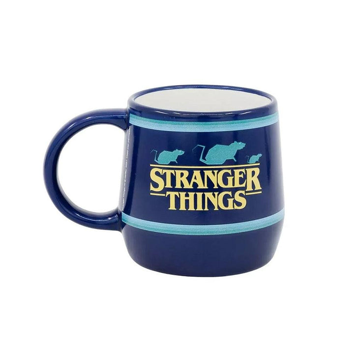 ספל דברים מוזרים תיכון הוקינס 400 מ"ל | Stranger Things Hawkins Ceramic Mug | ספלים וכוסות | פלאנט איקס | Planet X